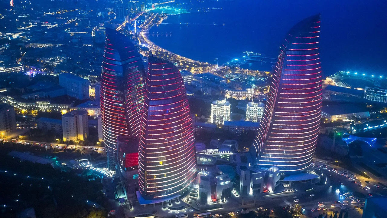Gecə işıqlarında Flame Towers və Bakı mənzərəsi