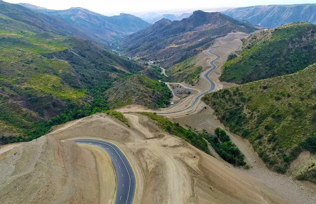 Azərbaycan dağları arasından keçən dolama yol